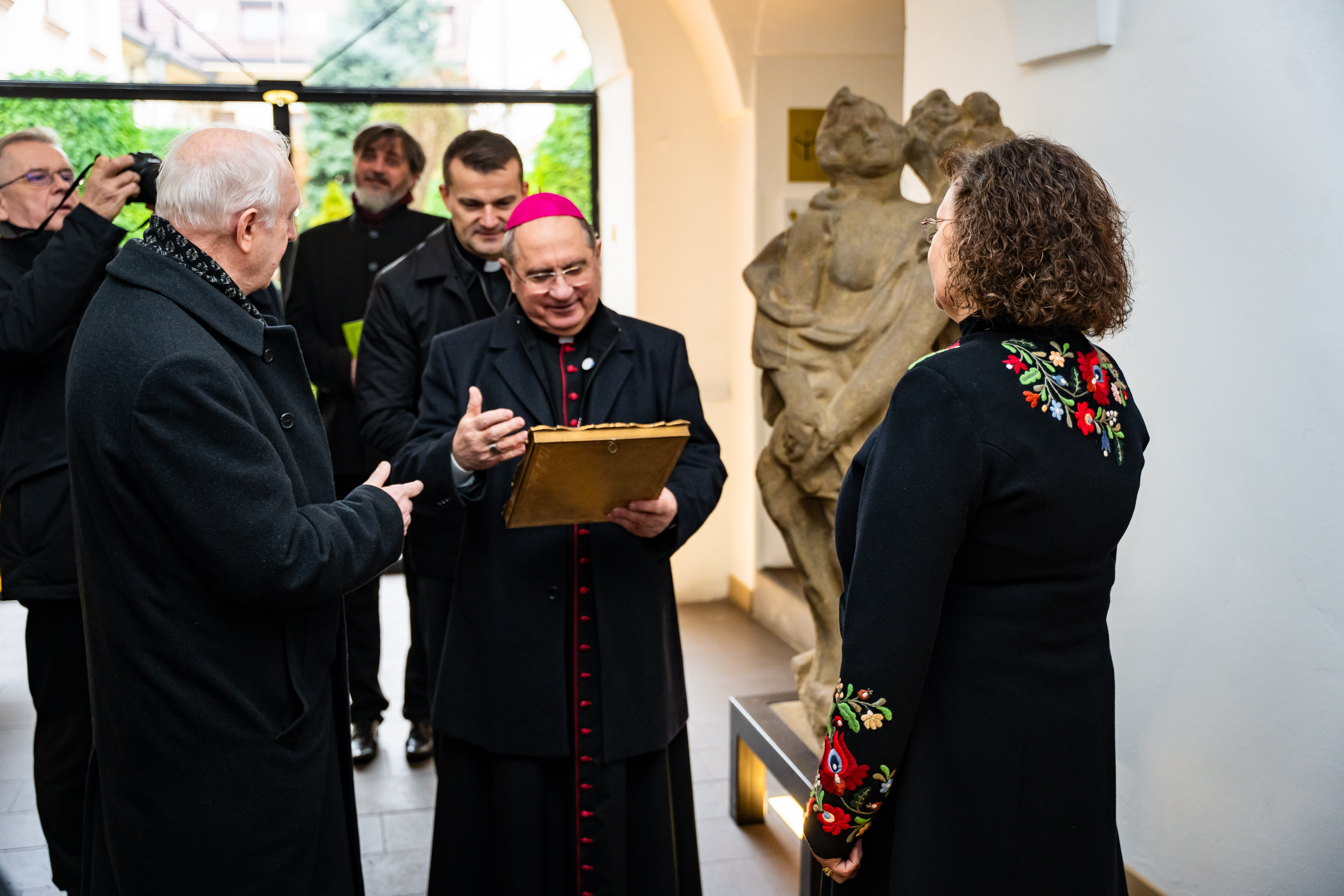 Slavnostne odhalenie pamatnej tabule na pocest kosickeho biskupa Augustina Fischer-Colbrieho-28